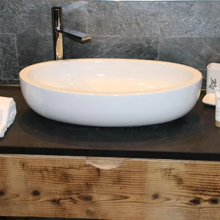 Skyfall Charming & Luxury Chalet 6 Pers By Alpvision Residences בקתה